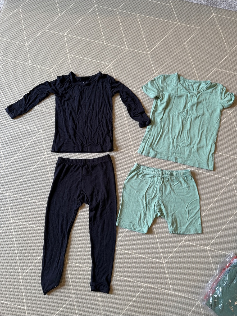 Bundle of 2 KYTE Baby Long Sleeve Pajamas Size 2 + Short Sleeve Pajamas Size 3